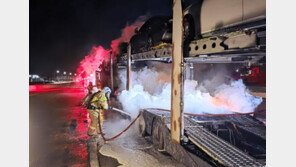 경부고속도 김천 인근서 차량 탁송 화물차 불…타이어 과열 추정