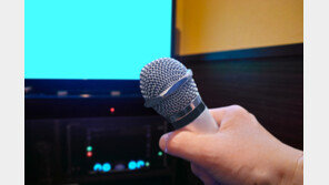 “가사에 ‘전 연인’ 넣어서”…노래방서 마이크 던져 안구 손상