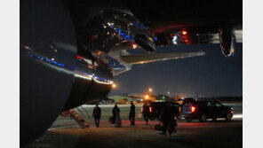 다보스行 트럼프 전용기, ‘전기문제’로 긴급 회항…예비기로 출국