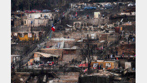 칠레 산불로 폐허 된 마을