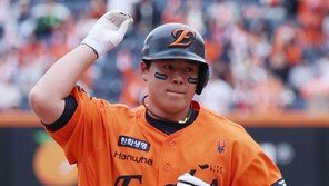 ‘한화 거포’ 노시환 단숨에 연봉 10억…가장 귀하신 독수리 됐다