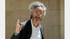 팔란티어 CEO “AI가 문과 파괴할 것…기술 없으면 당신은 끝”