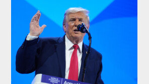 트럼프 “그린란드 획득 즉각 협상 원해…무력은 쓰지 않겠다”