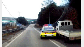 비틀비틀 화물차, 경찰차가 들이받아 멈춰…의식 잃은 운전자 구했다