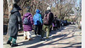 ‘따뜻한 밥 한 끼’…최강 한파에도 줄 지어선 무료 급식소