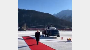 다보스 도착한 트럼프 마주한 건…‘Trump Go Home’ 항의와 텅 빈 레드카펫