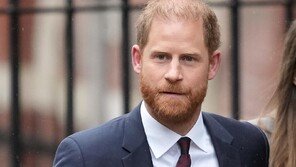 법정서 울컥한 英해리왕자 “언론이 아내 삶 비참하게 만들어”