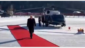 다보스의 트럼프 맞이한건…텅 빈 레드카펫과 ‘Trump Go Home’