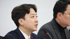 이준석 “민주·조국당, 같은 중국집에 전화기 2대 놓고 있는 꼴…합쳐라”