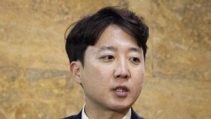 “민주-조국당은 같은 중국집 전화기 2대 놓고 있는 꼴… 이런식 정치 안돼, 합쳐라”