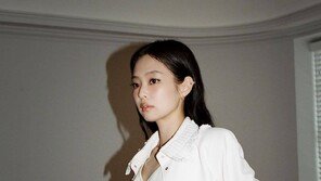 블랙핑크 제니, 크롭티 속 탄탄 복근…우아한 섹시미