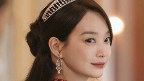 ‘김우빈♥’ 신민아, 결혼 후 여전한 미모…왕관도 어울려