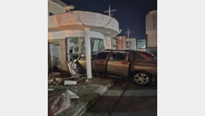 60대 운전자, 주차장서 나오다 경비실 돌진…70대 경비원 다쳐