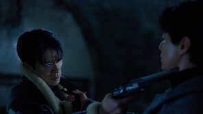 ‘휴민트’ 조인성 vs 박정민…팽팽한 브로맨스 액션