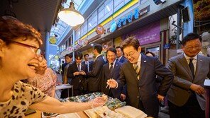 전통시장 간 李대통령, ‘이것’ 사더니 그 자리서 나눠먹어