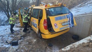 마주오는 차량 피하다 ‘갓길 추락’ 학원승합차…8명 경상