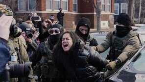 “영장 없는 구금” “견제받지 않는 조직”… 커지는 美 ICE 비판