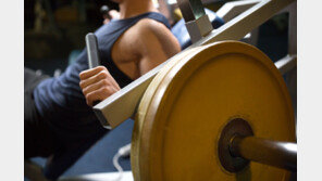 헬스하다 무심코 얼굴 만졌다면?…손 세균, 변기보다 ‘10배’ 많아