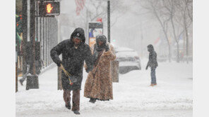 美 전역 덮친 ‘역사적 눈폭풍’…최대 60㎝ 폭설에 최소 8명 사망
