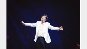 이문세, 7년 만에 돌아온 아레나 투어 성료 “100% 히트곡으로 무대 채워”