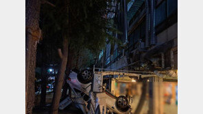 음주차량, 3층 외벽 뚫고 추락…운전자 경상