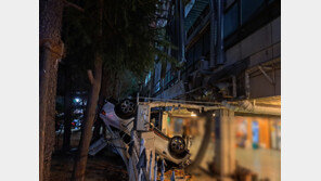 3층 주차장 벽 뚫고 1층 떨어진 만취 차량…행인 없어 ‘천만다행’