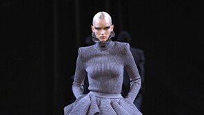 준지, 파리패션위크서 26FW 컬렉션 공개… “과거, 현재, 미래의 공존”