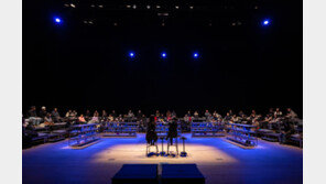 ‘극장 책방’의 현실화…무대 위서 시 읽고 낭송한다