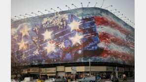 美 항모 전단에 긴장 고조…이란 ‘피에 젖은 성조기’ 벽화로 위협