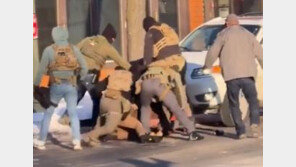 美연방요원 사살 영상 보니…총 안 꺼냈는데 제압 직후 10발 쐈다