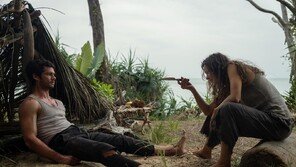 여기가 아직도 회사로 보여? 최악 상사와 무인도 떨어진다면…