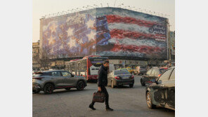 美항모 중동 향하자… 이란 ‘피에 젖은 성조기’ 경고