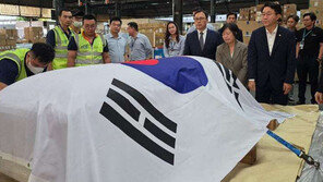 이해찬 前총리 시신, 인천공항 도착…金총리 등 영접