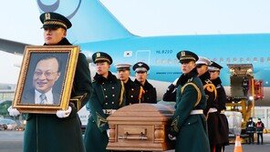 이해찬 前총리 시신, 인천공항 도착…金총리 등 영접
