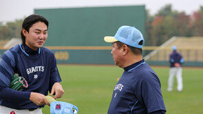 롯데 정철원 사생활 논란…김태형 감독 “어쩌겠나, 다독일 수 밖에”