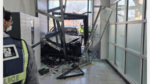 대낮에 도서관으로 돌진한 SUV…운전자 “급발진” 주장