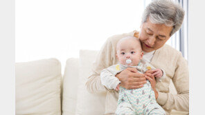 ‘독박 손주 돌봄’ 뜻밖의 효과…“노년 인지 기능에 긍정 영향”[노화설계]