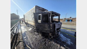 논산 국도서 달리던 8.5톤 윙바디에 불…차량 전소