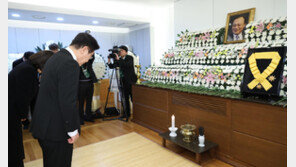 [속보]李대통령, 직접 훈장 들고 이해찬 前총리 빈소 조문