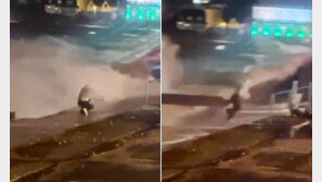 폭풍 속 ‘파도 인증샷’ 남기려다 아찔…철부지 英 소녀