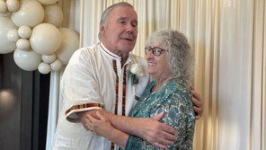 ‘39년 결혼생활’ 잊은 치매 노인, 아내에게 다시 청혼 “희망의 이야기”