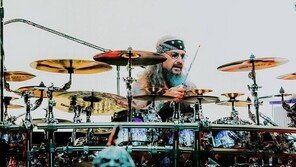 포트노이 “우린 여전히 아이들”…찢어진 페이지 이어 붙인 드림시어터 40년 우정