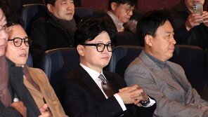 ‘YS 다큐 관람’ 한동훈 “닭 목 비틀어도 새벽은 온다”