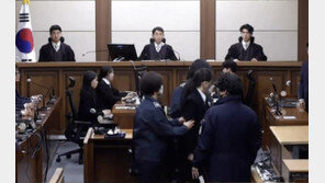 ‘뿔테안경·마스크 착용’ 김건희…가만히 선고 들은 뒤 판사에 ‘꾸벅’