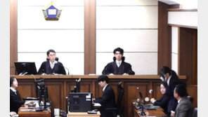 마스크 쓴 김건희, 판결 끝나자 판사에 고개 숙여 인사