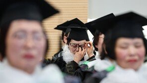꿈꾸던 졸업장 받아든 평균 74살 만학도 45명