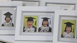 만학도 45명, AI로 어린시절 모습 담긴 졸업사진 선물 받아[청계천 옆 사진관]