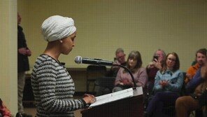 ‘ICE 폐지’ 연설 중 액체테러 당한 소말리아 난민 출신 美의원