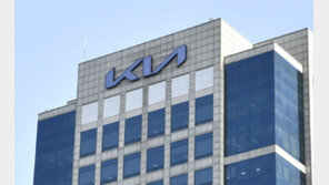 기아, ‘역대 최대’ 매출에도 영업익 28% 급감…美관세 직격탄