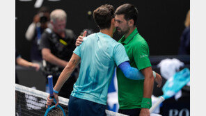 조코비치, 연속 기권승…신네르와 호주오픈 준결승 격돌
